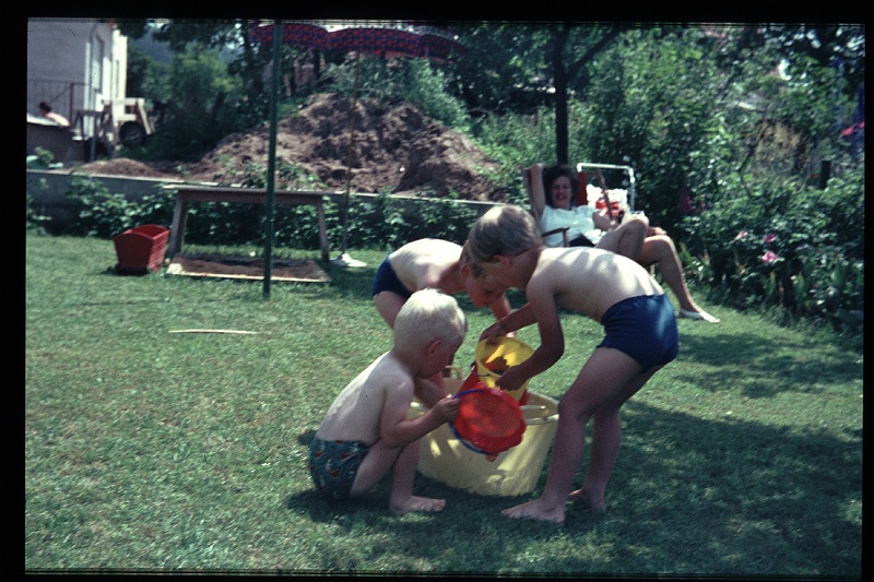 10.Regensburg jun 1966 Mama,Brigitte,Marion,Peter.JPG
